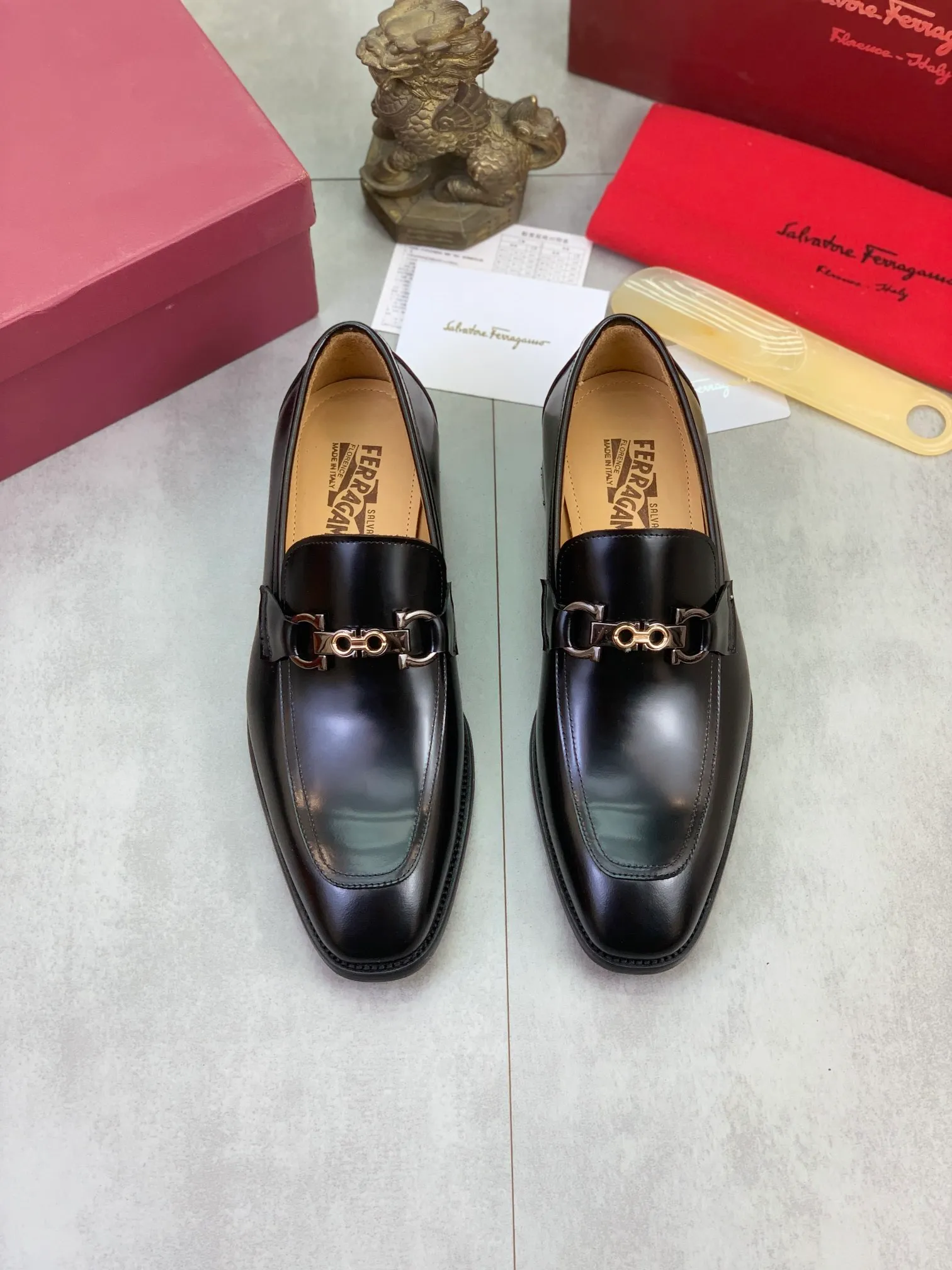 Men's Men's Shoes 💰P460💰[New Style] Water-dyed Niuli 🆘[Salvatore Ferragamo] Ferragamo's latest casual business leather shoes for men! Available at counters simultaneously! The fabric is made of specially imported original open-edge beaded calfskin, and the interior is made of imported water-dyed cowhide. It is absolutely luxurious and leads the fashion trend. Matching code: 38-47 black and burgundy optional
